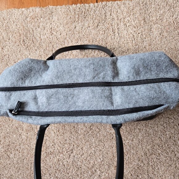 HUGO BOSS Parfums Grey/ Black Felted Travel Duffle Gym Bag Logo Carry On - Picture 3 of 7